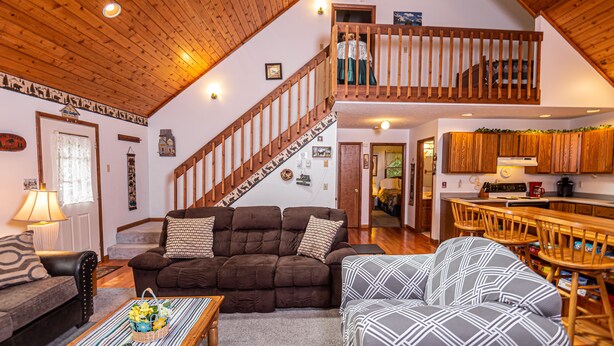 Living room - Home Sweet Cabin 4 Bedroom House (Oakland)