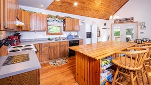 Private kitchen - Home Sweet Cabin 4 Bedroom House (Oakland)