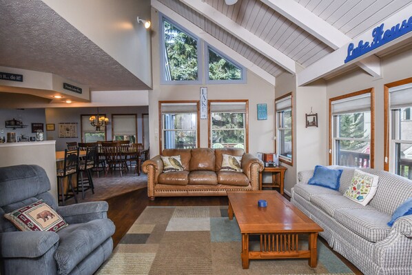 House, Multiple Beds, Hot Tub | Living room | TV, fireplace, DVD player - Bear Feet 3 Bedroom Townhome (Oakland)