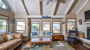 Rumah, Beberapa Tempat Tidur, hot tub | Ruang keluarga | TV, perapian, dan pemutar DVD