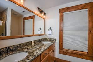 Bathroom - The Haven 8 Bedroom House (Oakland)