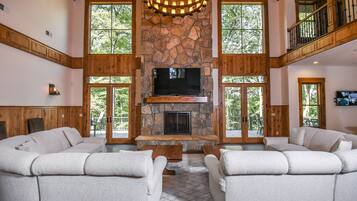 Televisión de pantalla plana y chimenea