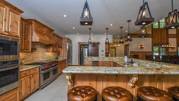 Casa, varias camas, alberca privada | Cocina privada | Refrigerador, microondas, horno y parrilla de estufa