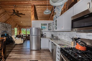 Fridge, microwave, oven, stovetop - Santa Fe Getaway 4 Bedroom House (Oakland)