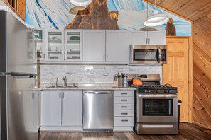 Fridge, microwave, oven, stovetop - Santa Fe Getaway 4 Bedroom House (Oakland)