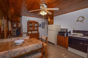 House, Multiple Beds, Kitchen | Private kitchen | Fridge, microwave, oven, stovetop - The Pines 3 Bedroom House (Swanton)