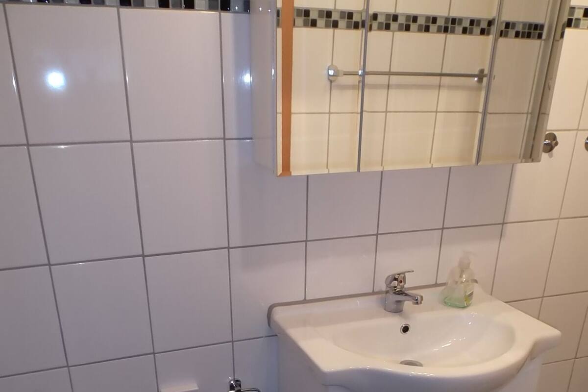 Leilighet (2) | Bad | Dusj, regndusjhode, hårføner og håndklær