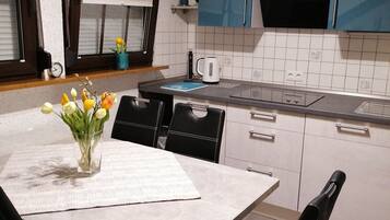 Classic-Apartment (1) | Eigene Küche | Wasserkocher mit Kaffee-/Teezubehör, Kühlschrank, Mikrowelle, Ofen