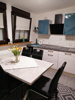Classic Condo (1) | Private kitchen | Fridge, microwave, oven, stovetop - Ferienwohnung Schmitz (Anschau)