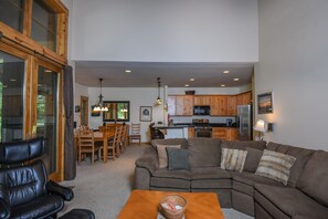 TV, fireplace, DVD player - Ski Chalet 4 Bedroom Townhome (McHenry)