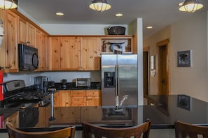 House, Multiple Beds, Hot Tub | Private kitchen | Fridge, microwave, oven, stovetop - Ski Chalet 4 Bedroom Townhome (McHenry)