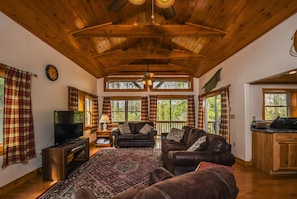 House, Multiple Beds, Hot Tub | Living room