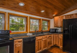 独立别墅, 多张床, 热水浴缸 | 私人厨房 | 冰箱、微波炉、烤箱、炉灶