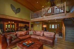 House, Multiple Beds, Hot Tub | Living room