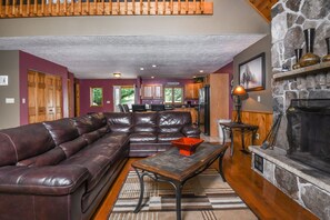 Casa, varias camas, hidromasaje | Sala de estar | Televisión, chimenea y reproductor de DVD 