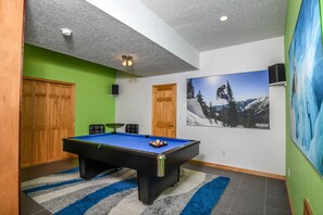 Games room - Moon Tower 4 Bedroom House (McHenry)