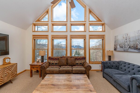 Ferienhaus, Mehrere Betten, Kamin | Wohnzimmer | Fernseher, Kamin, DVD-Player