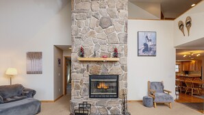 Ferienhaus, Mehrere Betten, Kamin | Wohnzimmer | Fernseher, Kamin, DVD-Player
