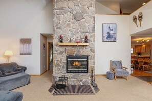 Ferienhaus, Mehrere Betten, Kamin | Wohnzimmer | Fernseher, Kamin, DVD-Player