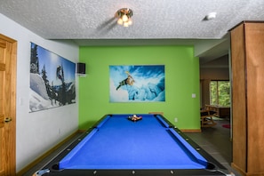 Billiards - Moon Tower 4 Bedroom House (McHenry)