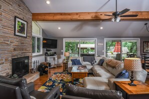 Ferienhaus, Mehrere Betten, Whirlpool | Wohnzimmer | Fernseher, Kamin