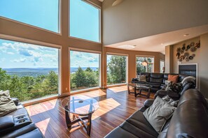 House, Multiple Beds, Hot Tub, Mountain View | Living room | TV, fireplace
