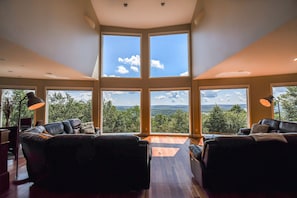 House, Multiple Beds, Hot Tub, Mountain View | Living room | TV, fireplace