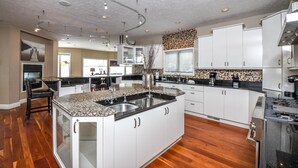 Maison, plusieurs lits, bain à remous, vue montagne | Cuisine privée