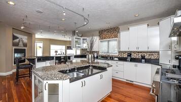 House, Multiple Beds, Hot Tub, Mountain View | Private kitchen | Fridge, microwave, oven, stovetop