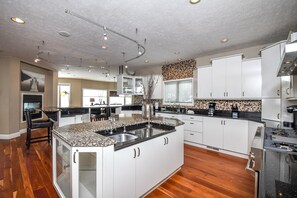 House, Multiple Beds, Hot Tub, Mountain View | Private kitchen | Fridge, microwave, oven, stovetop - On Top of the World 5 Bedroom House (Oakland)