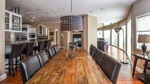 Maison, plusieurs lits, bain à remous, vue montagne | Cuisine privée