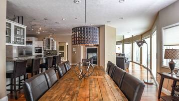 House, Multiple Beds, Hot Tub, Mountain View | Private kitchen | Fridge, microwave, oven, stovetop