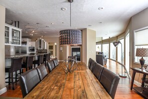 Casa, várias camas, banheira de imersão, vista para a montanha | Cozinha privada | Geladeira, micro-ondas, fogão, cooktop
