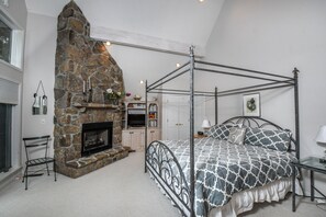 House, Multiple Beds, Fireplace | 4 bedrooms, free WiFi, bed sheets - Sunset View 4 Bedroom House (Swanton)