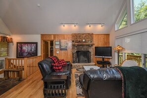 Huis, meerdere bedden, hot tub | Woonkamer | Een televisie en een open haard