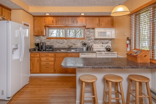 House, Multiple Beds, Fireplace | Private kitchen | Fridge, microwave, oven, stovetop - Tranquil Waters 2 Bedroom House (Swanton)