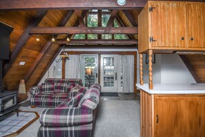 House, Multiple Beds, Hot Tub | Living room | TV