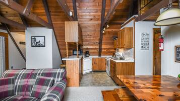 House, Multiple Beds, Hot Tub | 3 bedrooms, free WiFi, bed sheets