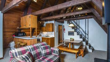 House, Multiple Beds, Hot Tub | Living room | TV