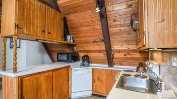 House, Multiple Beds, Hot Tub | Private kitchen | Fridge, microwave, oven, stovetop