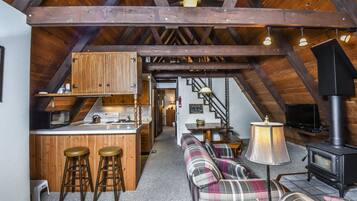 House, Multiple Beds, Hot Tub | Living room | TV