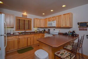 Casa, varias camas, hidromasaje | Cocina privada | Refrigerador, microondas, horno y parrilla de estufa 
