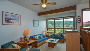 House, Multiple Beds, Hot Tub | Living room