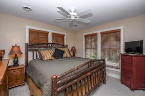 House, Multiple Beds, Hot Tub | 4 bedrooms, free WiFi - Some Kind of Wonderful 4 Bedroom House (Oakland)