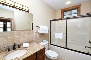 Maison, Plusieurs lits, baignoire Ă remous | Salle de bain | Serviettes fournies