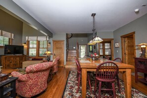 House, Multiple Beds, Hot Tub | Private kitchen | Fridge, microwave, oven, stovetop - Some Kind of Wonderful 4 Bedroom House (Oakland)