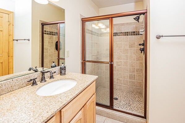 Bathroom - Lakeside Lodge 4 Bedroom House (McHenry)