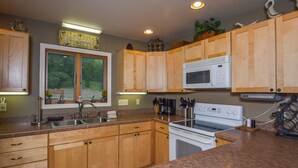 Unclassified image, 3 of 17, button - Caesar's Hideaway 5 Bedroom House (Oakland)