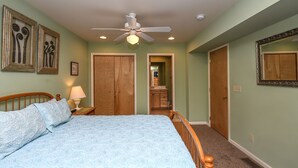 Unclassified image, 2 of 17, button - Caesar's Hideaway 5 Bedroom House (Oakland)