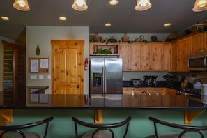 Casa, varias camas, hidromasaje | Cocina privada | Refrigerador, microondas, horno y parrilla de estufa 